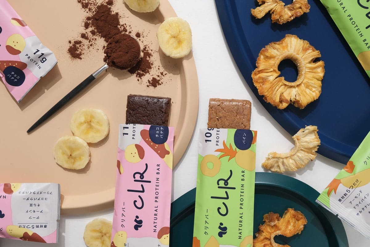 スナックミーのオリジナルプロテインバー『クリアバー』のチョコバナナ味とパイナップル味のイメージ画像