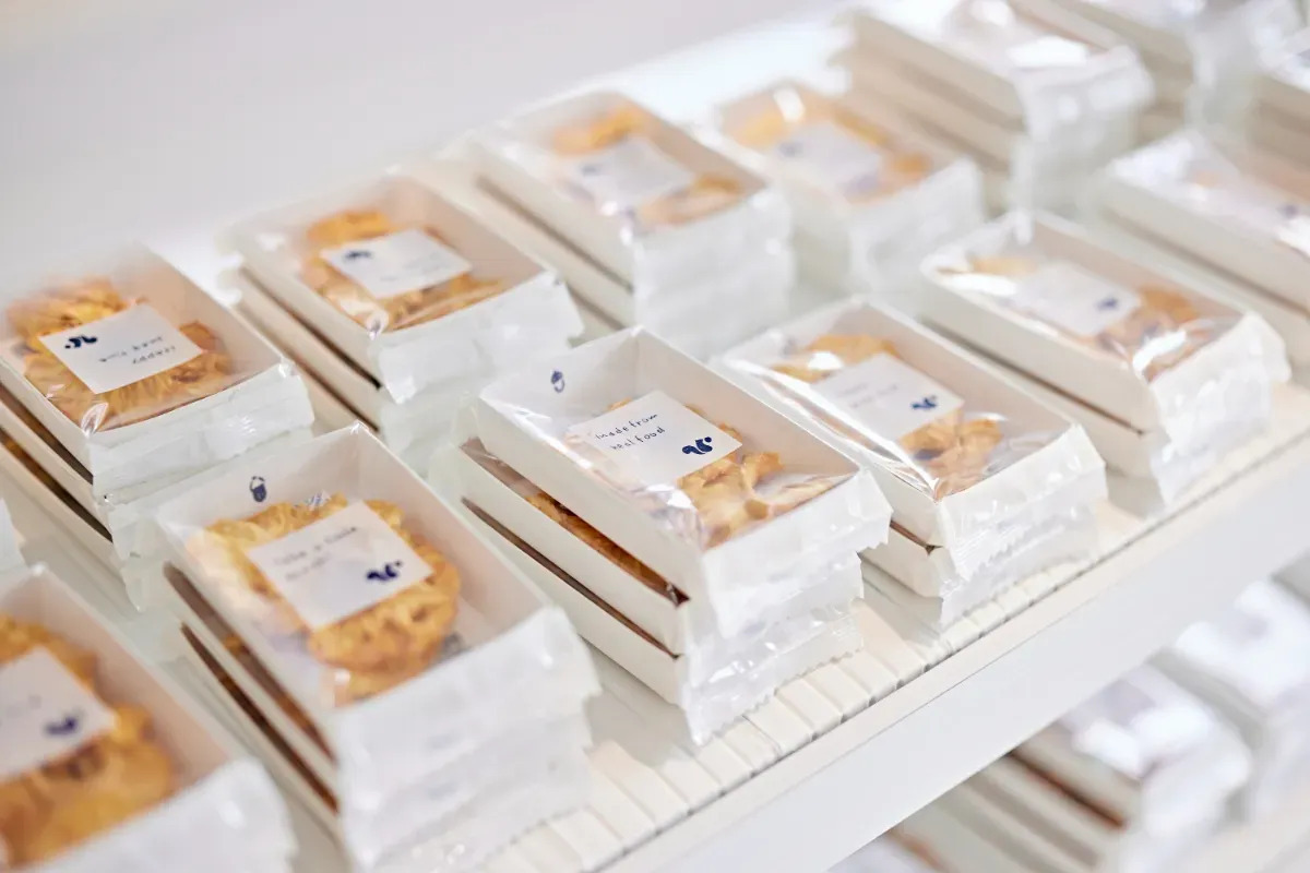 スナックミオフィスのお菓子のパッケージが陳列された様子